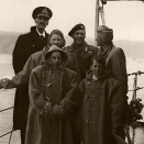 Kongefamilien på dekk. HMS Norfolk har ankommet Oslofjorden på vei hjem til et fritt Norge. Foto: the Royal Navy